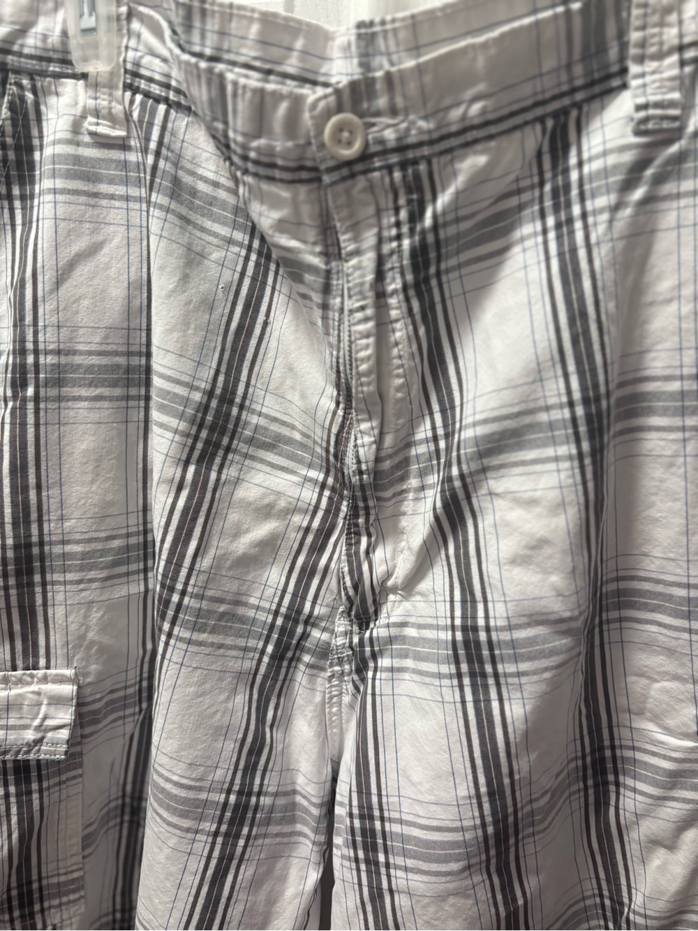 Wrangler Men's Plaid Cargo Shorts in White and Gray